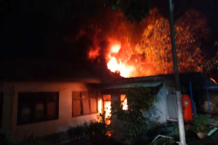 Puskemas Tanah Kali Kedinding di Jalan Kedung Cowek, Kecamatan Kenjeran, Surabaya, Jawa Timur, terbakar pada Rabu (8/6/2022) malam sekitar pukul 21.01 WIB.