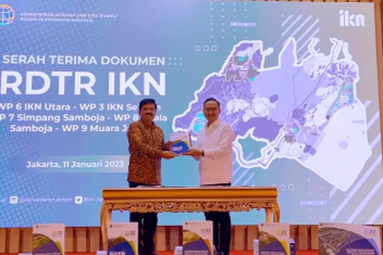 Menteri ATR/Kepala BPN, Hadi Tjahjanto pun menyerahkan  5 Dokumen  teknis Rencana Detail Tata Ruang (RDTR) Ibu Kota Negara (IKN) Nusantara kepada Kepala Otorita IKN, Bambang Susantono di Aula Prona Kementerian ATR/BPN, Rabu (11/01/2023).
