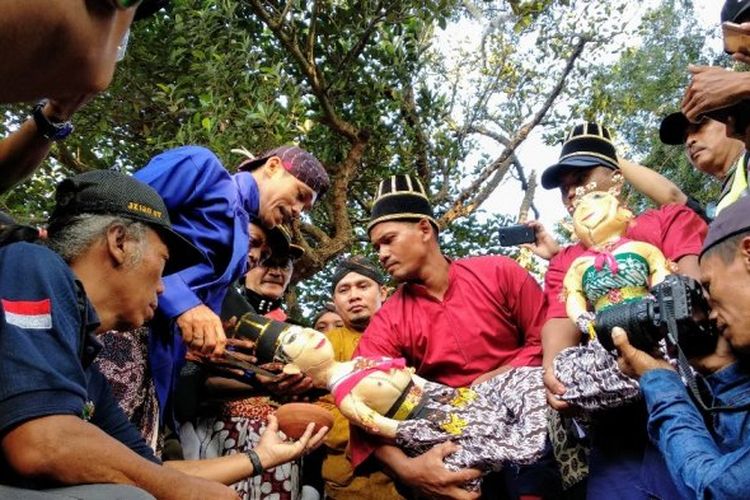 Kadisbud Sleman Aji Wulantara (beskap ungu) saat prosesi penyembelihan bekakak di Situs Gunung Gamping, Jumat (26/10/2018) 
