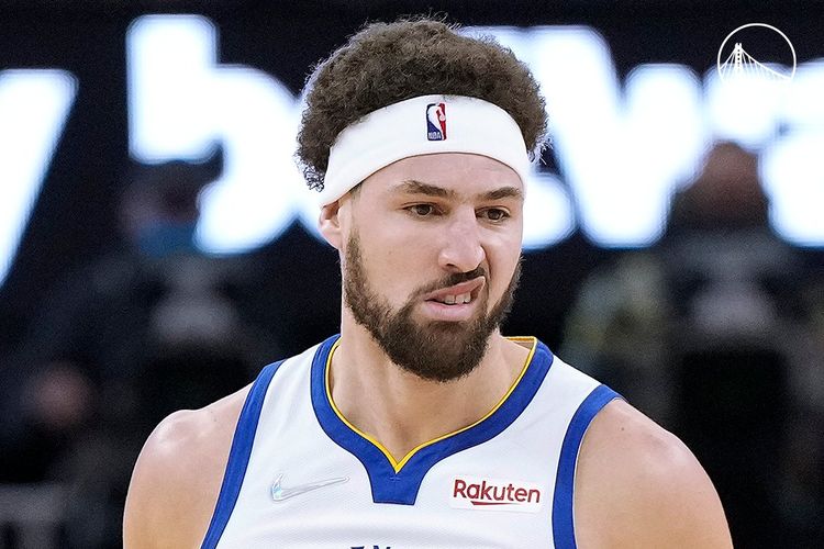 Shooting guard Golden State Warriors, Klay Thompson, dalam laga pertama setelah absen selama dua musim pada Senin (9/1/2022) malam waktu setempat. Dalam laga melawan Cleveland Cavaliers, Thompson mencetak 17 angka dan mengantar Warriors mengandaskan Cavs.