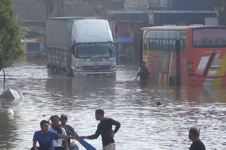 Jalan Raya Dayeuhkolot, yang menjadi salah satu akses penghubung Kabupaten Bandung dan Kota Bandung tidak bisa dilalui kendaraan lantaran banjir luapan sungai Citarum, Sabtu (8/3/2025)