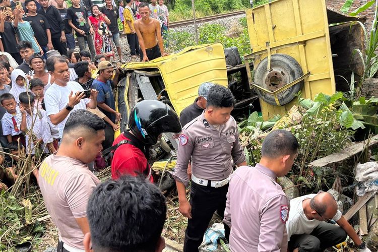 Detik-detik Truk Tertabrak KA Putri Deli di Pelintasan Tanpa Palang, Sopir Tak Sempat Selamatkan Diri