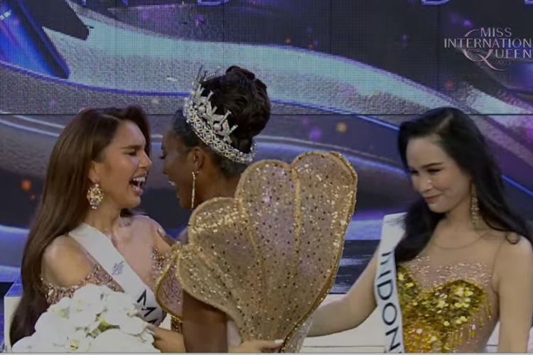 Wakil Indonesia Kaycia Lee menuai pujian usai menghampiri dan memberi selamat kepada pemenang Miss International Queen 2025, Midori Mon&eacute;t asal AS.