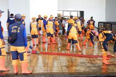 Ratusan Warga Bandung Bersihkan Stadion GBLA