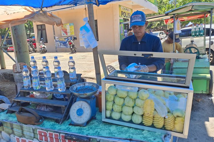Penjual Jambu Madu di Pantai Panjang Bengkulu Ketiban Rezeki Lebaran