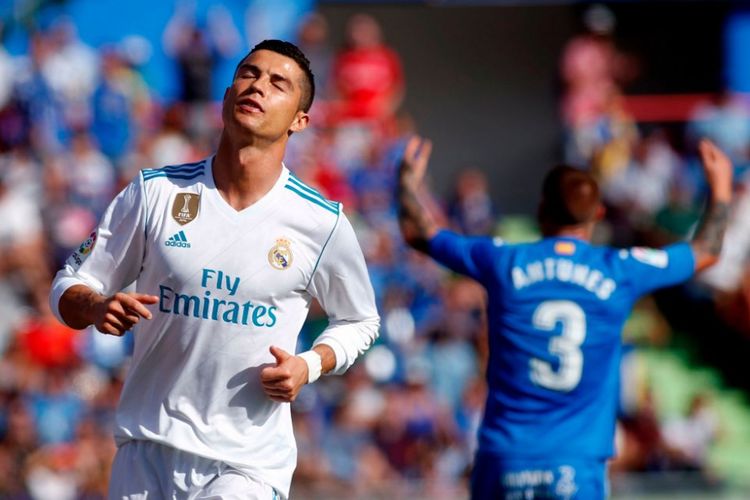 Bintang Real Madrid, Cristiano Ronaldo, tampak kecewa ketika gagal menyelesaikan peluang ke gawang Getafe pada pertandingan La Liga, Sabtu (14/10/2017).