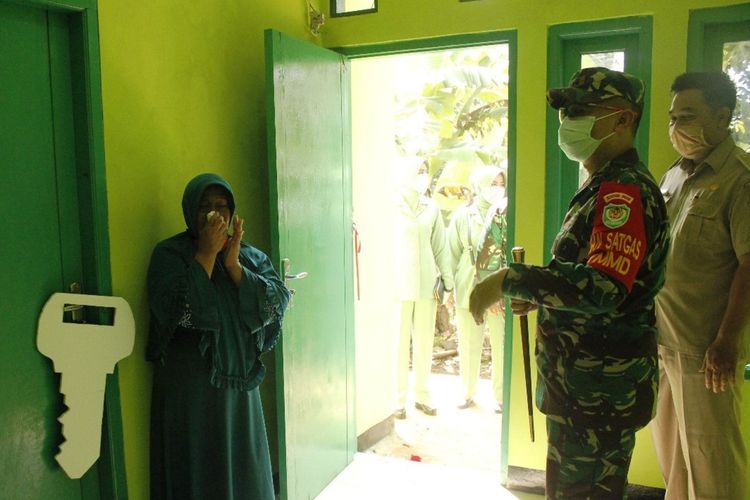 Dandim 0608/Cianjur Letkol Inf Rendra Dwi Ardhani saat menyerahkan kunci kepada mak Dedah (57) yang rumahnya rampung direhab total para prajurit TNI.
