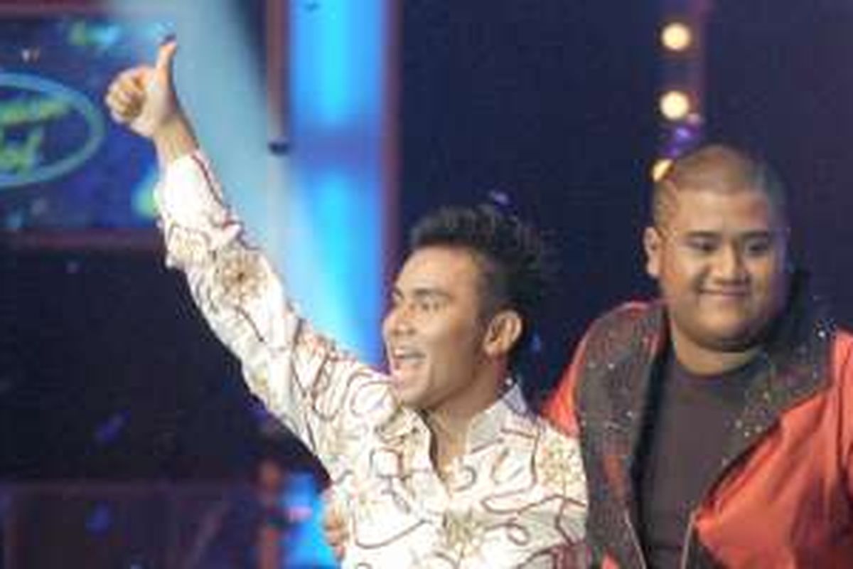 Judika Nalom Abadi Sihotang (Judika) mengacungkan jempol tanda salut kepada Michael Prabawa Mohede (Mike) dalam Result and Reunion Indonesian Idol 2 di Jakarta Convention Center (JCC), Sabtu (13/8/2005). Mike memenangi persaingan melawan Judika. Acara malam hari tersebut juga diisi dengan penampilan sepuluh finalis Indonesian Idol 2 dan sembilan finalis Indonesian Idol 1. Penyanyi asal Filipina Christian Bautista hadir sebagai bintang tamu utama.