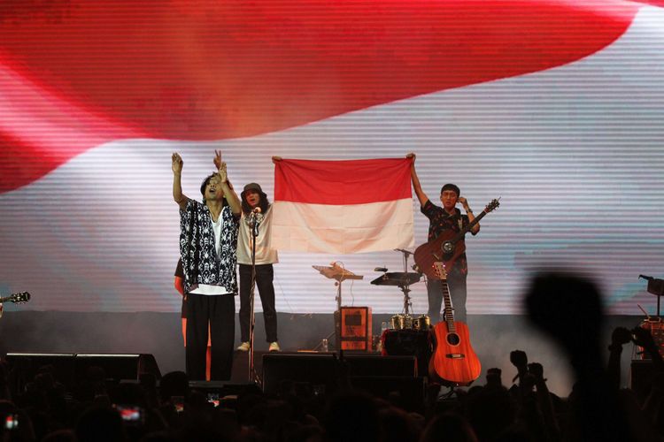 Ari Lesmana (tengah) vokalis Fourtwnty menyapa pengunjung Tamagochill Festival di Tennis Indoor Senayan, Jakarta Pusat, Kamis (21/11/2019). Band Fourtwnty menjadi pembuka dalam Festival tersebut