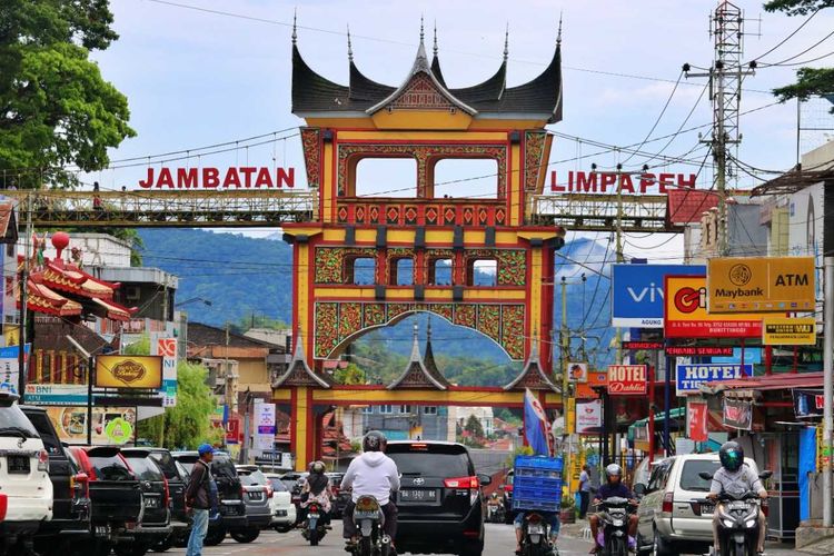 Ilustrasi keramaian kota Bukittinggi, Sumatera Barat. 