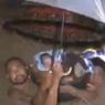 Viral Video Aksi Heroik Kades di Sumedang Selamatkan Bayi dari Kepungan Banjir
