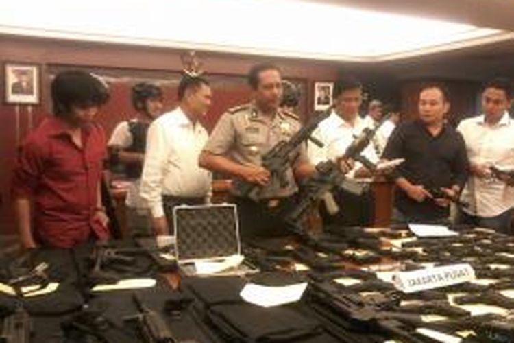 Kabid Humas Polda Metro Jaya, Kombes Pol Rikwanto memberikan keterangan tentang razia airsoft gun yang dilakukan pada Rabu, (14/8/2013) di Mapolda Metro Jaya, Kamis (15/8/2013).