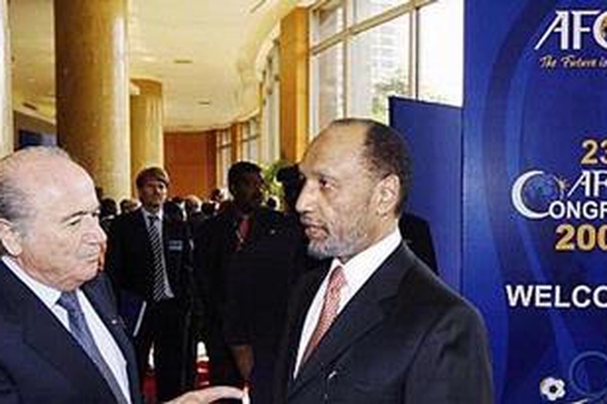 Presiden FIFA Sepp Blatter (kiri) berbincang dengan Presiden AFC Mohammed bin Hammam pada Kongres Ke-23 AFC di Kuala Lumpur, Malaysia, tahun 2009. Hammam dan Blatter akan bersaing memperebutkan kursi presiden FIFA pada kongres FIFA yang akan digelar 1 Juni 2011.