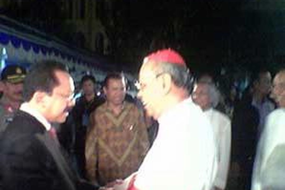 Gubernur DKI Jakarta Fauzi Bowo disambut Julius Kardinal Darmaatmadja SJ di Gereja Katedral, Rabu (24/12) malam.
