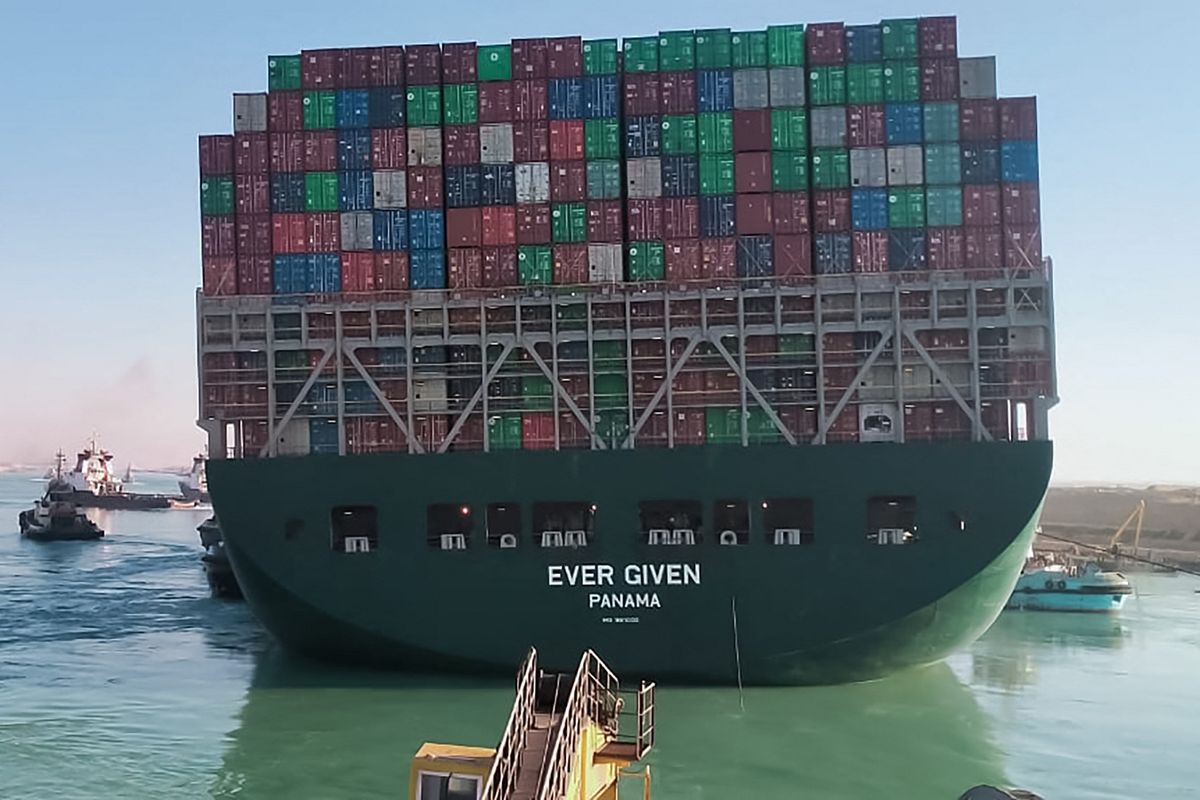 Foto pada 29 Maret 2021 memperlihatkan kapal-kapal tunda menarik kapal Ever Given yang terjebak dan membuat Terusan Suez macet sejak Selasa (23/3/2021). Kapal berbendera Panama ini dioperasikan oleh Evergreen Marine Corp asal Taiwan.