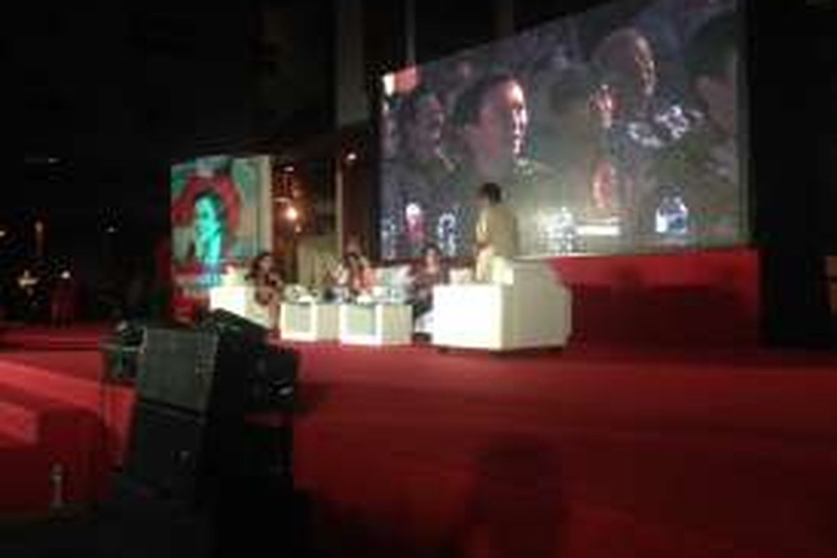 Ketua Umum Partai Demokrasi Indonesia Perjuangan Megawati Soekarnoputri berbicara tentang kehadiran Gubernur DKI Jakarta Basuki Tjahaja Purnama (di layar LED) dalam acara peluncuran buku 
