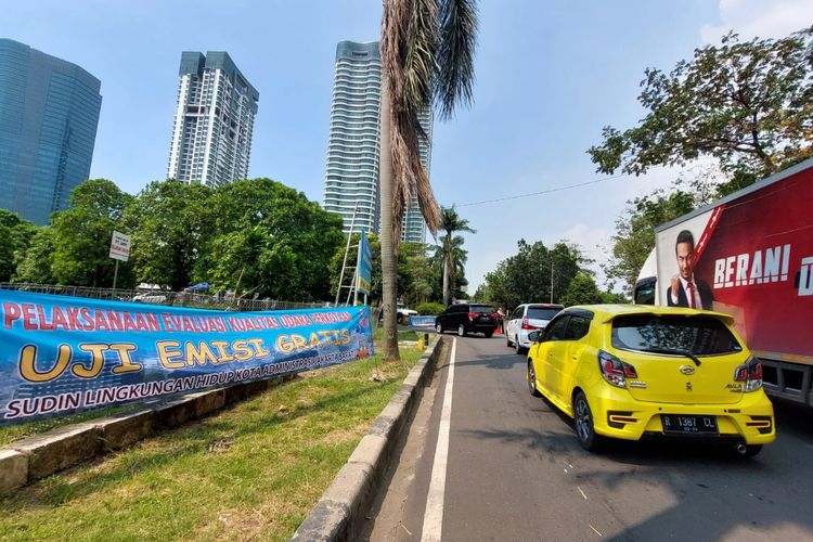 Suku Dinas Lingkungan Hidup (Sudin LH) Jakarta Barat, menggelar layanan uji emisi kendaraan gratis di kawasan CNI Kembangan, pada Selasa (5/7/2022). 