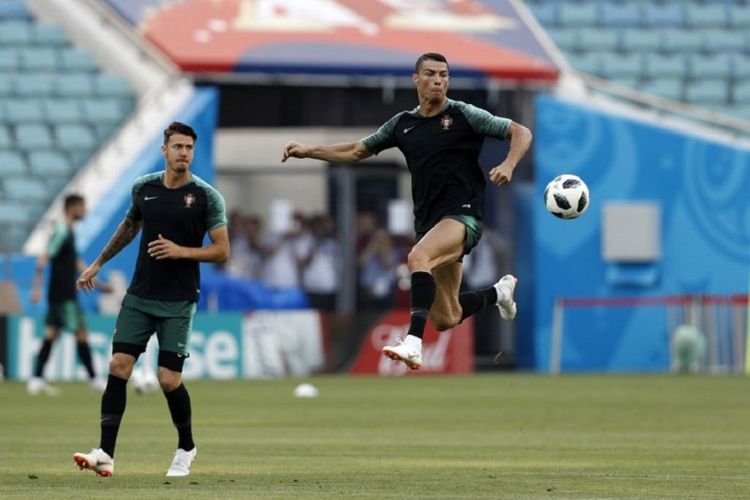 Dua pemain andalan Portugal, Jose Fonte dan Cristiano Ronaldo, berlatih di Sochi, 14 Juni 2018, jelang laga Grup B Piala Dunia 2018 kontra Spanyol. 