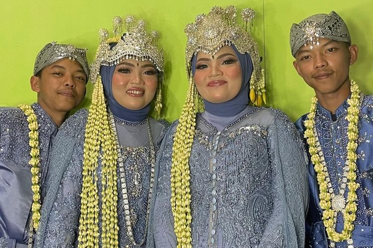 Kedua pasangan pengantin kembar asal Kabupaten Bandung, Jawa Barat, Sona Kurniawan (24) dan Deva Fauziah (23), serta pasangan Soni Kurniadi (24) dan Devi Fauziany (23) saat ditemui dikediamannya, Kamis (1/2/2024)