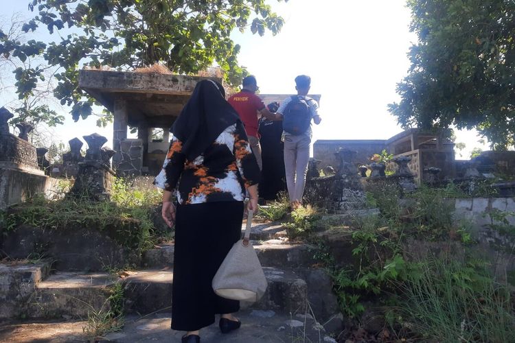 Petugas membawa BW (16) yang sudah dua bulan tidur di makam mediang ayahnya di pemakaman umum tepatnya di perbatasan antara Boyolali dan Sukoharjo, Jawa Tengah.
