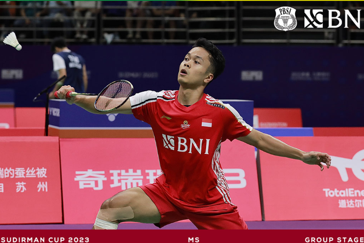 Pebulu tangkis tunggal putra Indonesia, Anthony Sinisuka Ginting, saat melawan pemain Kanada, Brian Yang, dalam penyisihan Grup B Piala Sudirman 2023 di Suzhou, China, Senin (15/5/2023).