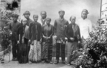 Orang Jawa yang dikirim ke Suriname oleh Pemerintah Hindia Belanda. Foto diambail antara 1880-1900.