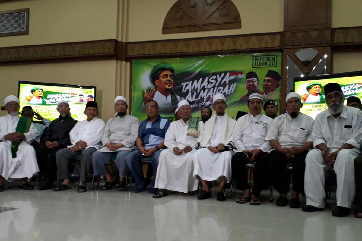 Sejumlah tokoh ormas keagamaan dan tokoh politik, di antaranya Ketua Panita Tamasya Almaidah Ansufri ID Sambo dan Ketua Dewan Kehormatan Partai Amanat Nasional Amien Rais dan lainnya dalam konfrensi pers soal Tamasya Almaidah, di Aula Buya Hamka, Masjid Al Azhar, Jakarta Selatan, Senin (17/4/2017)