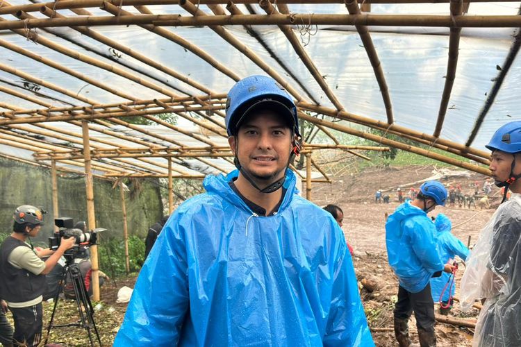 Ketua Umum Viking Persib Club (VPC) Tobias Ginanjar melelang jersey Timnas Indonesia milik Thom Haye dan jersey Persib Marc Klok di AFC, laku Rp 150 juta didonasikan untuk korban bencana longsor Cisarua, Kabupaten Bandung Barat, Rabu (28/1/2026). 