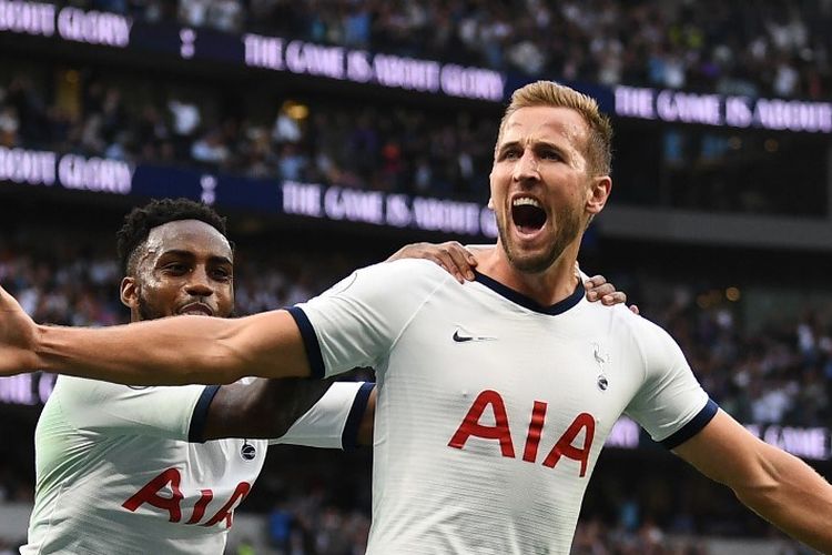 Danny Rose merayakan gol Harry Kane pada laga Tottenham vs Aston Villa di Stadion Tottenham Hotspur dalam pertandingan Liga Inggris, 10 Agustus 2019. 