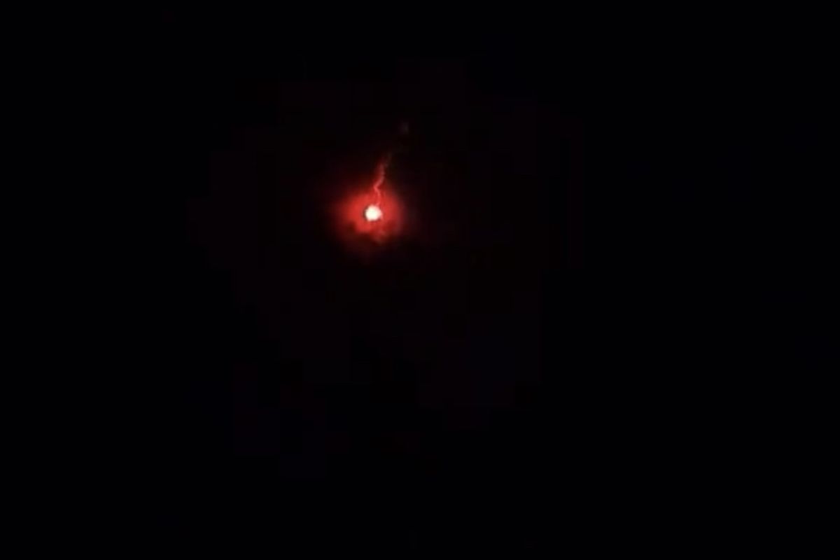 Tangkapan layar dari video warga yang merekam saat bola api diduga meteor terlihat di langit Indramayu, Minggu (5/10/2025) malam.