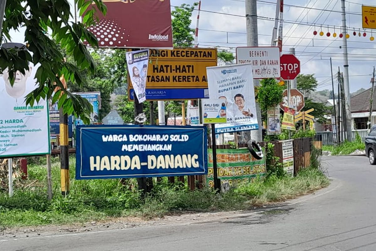 Alat peraga kampanye pasangan calon (Paslon) Bupati dan Wakil Bupati Kabupaten Sleman yang dipasang di sekitar pintu perlintasan kereta api di Bokoharjo, Kapanewon Prambanan sempat menimbulkan kesalahpahaman. 