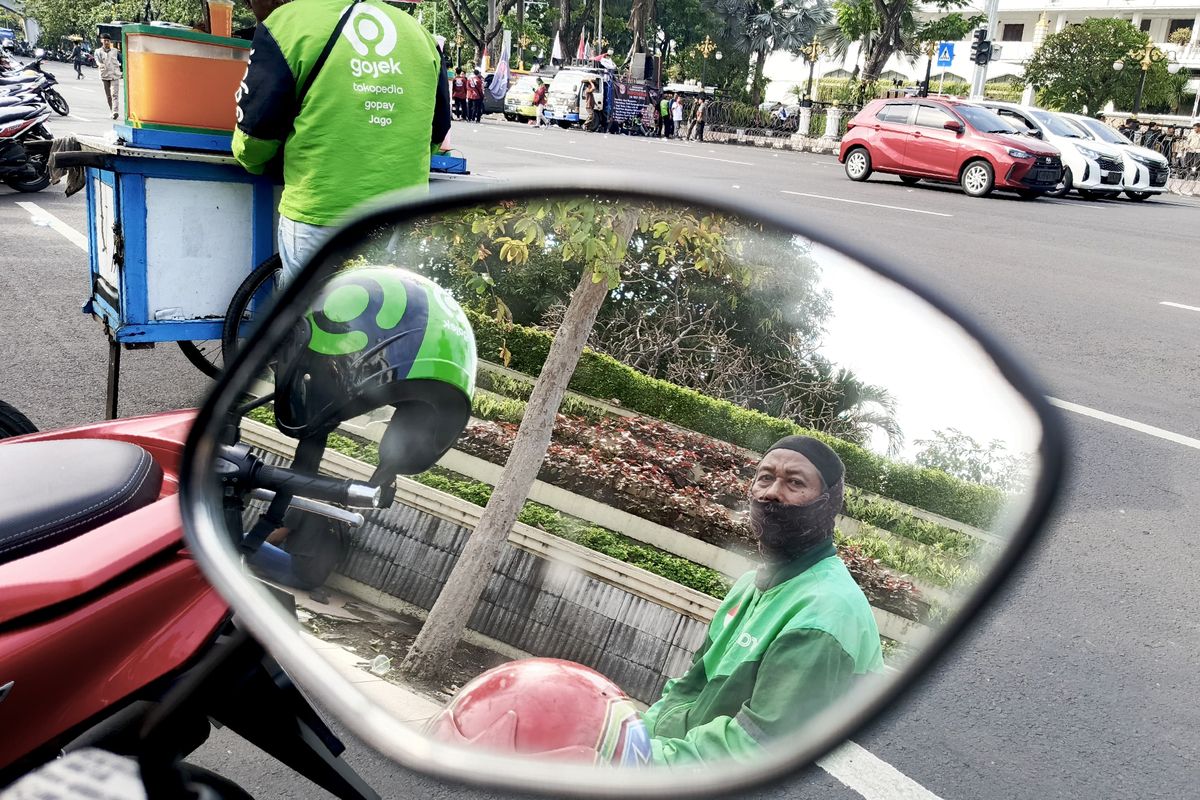 Setiabudi salah satu ojek online asal Sukodono, Sidoarjo.