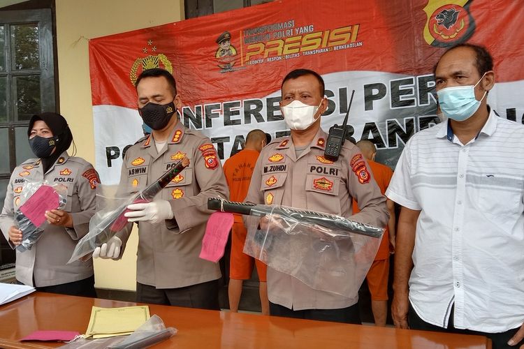 Kapolrestabes Bandung, Kombes Aswin Sipayung tengah memperlihatkan barang bukti pada Senini (30/5/2022) terkait kasus penganiayaan yang menyebabkan seorang pemuda tewas di Kota Bandung, Jawa Barat.