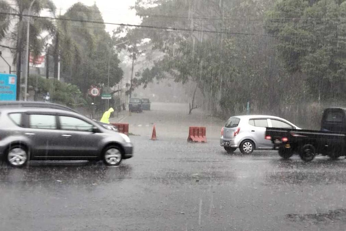 Suasana saat hujan es disertai angin kencang terpantau dari kawasan Meroyudan, Kabupaten Magelang, Jawa Tengah, Senin (28/3/2022).