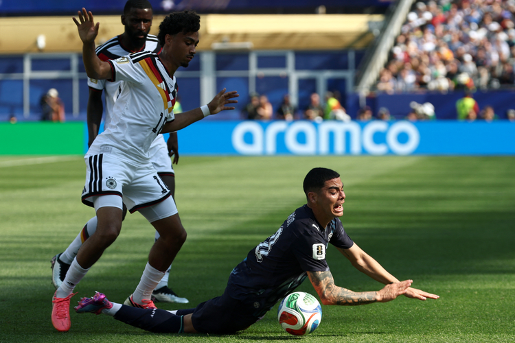Bek Timnas Jerman, Nathaniel Brown, dan gelandang Timnas Paraguay Miguel Almiron, berebut bola dalam pertandingan babak 32 besar Piala Dunia 2026 antara Jerman dan Paraguay di Boston Stadium, Foxborough, pada Selasa (30/6/2026) dini hari WIB. 