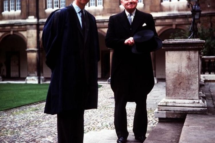 Pangeran Charles di Cambridge saat mengambil kuliah jurusan arkeologi dan antropologi. (www.princeofwales.gov.uk)