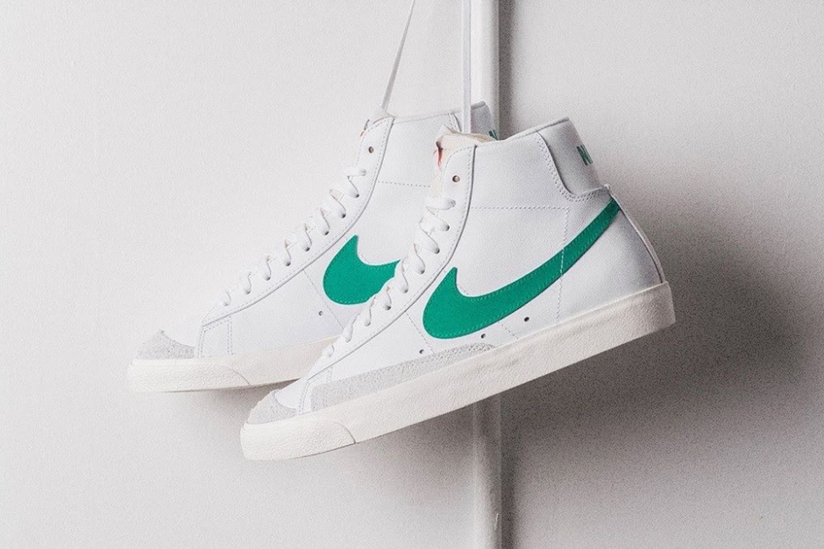 Kreasi baru Nike Blazer Mid 77 ini memasang warna hijau untuk memberikan kekuatan rasa, pada logo ikonik swoosh. 

