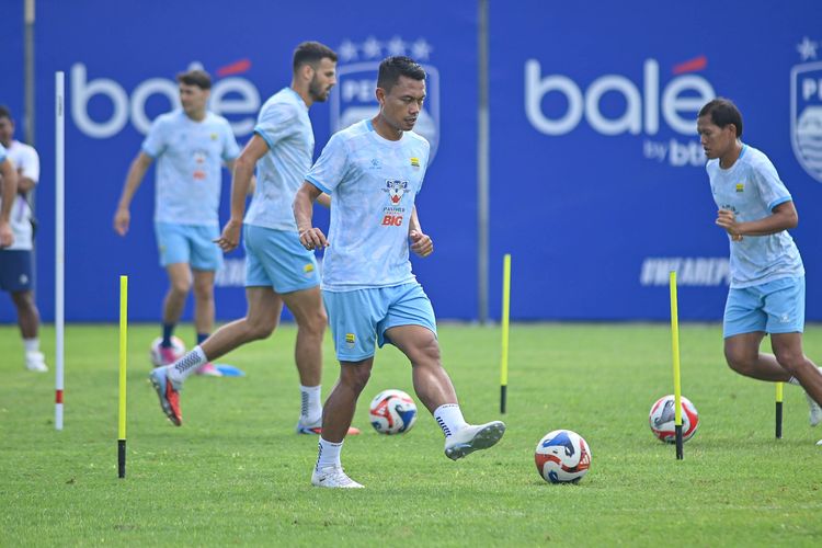 Gelandang pengalaman Dedi Kusnandar kembali ke Persib Bandung usai peminjaman dari Bhayangkara FC di Super League 2025-2026. 