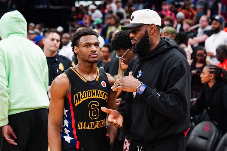 Bronny James (kiri) dari tim Barat berbicara dengan ayahnya, Lebron James (Los Angeles Lakers) pada pertandingan All-American McDonald's 2023 di Toyota Center pada 28 Maret 2023 di Houston, Texas. (Foto oleh Alex Bierens de Haan / GETTY IMAGES AMERIKA UTARA / Getty Images via AFP)