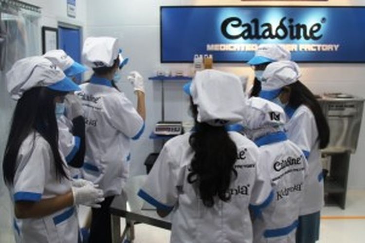KidZania di Pacific Place, Jakarta, meluncurkan establishment baru: Caladine Medicated Powder Factory, atau pabrik pembuatan bedak tabur Caladine.