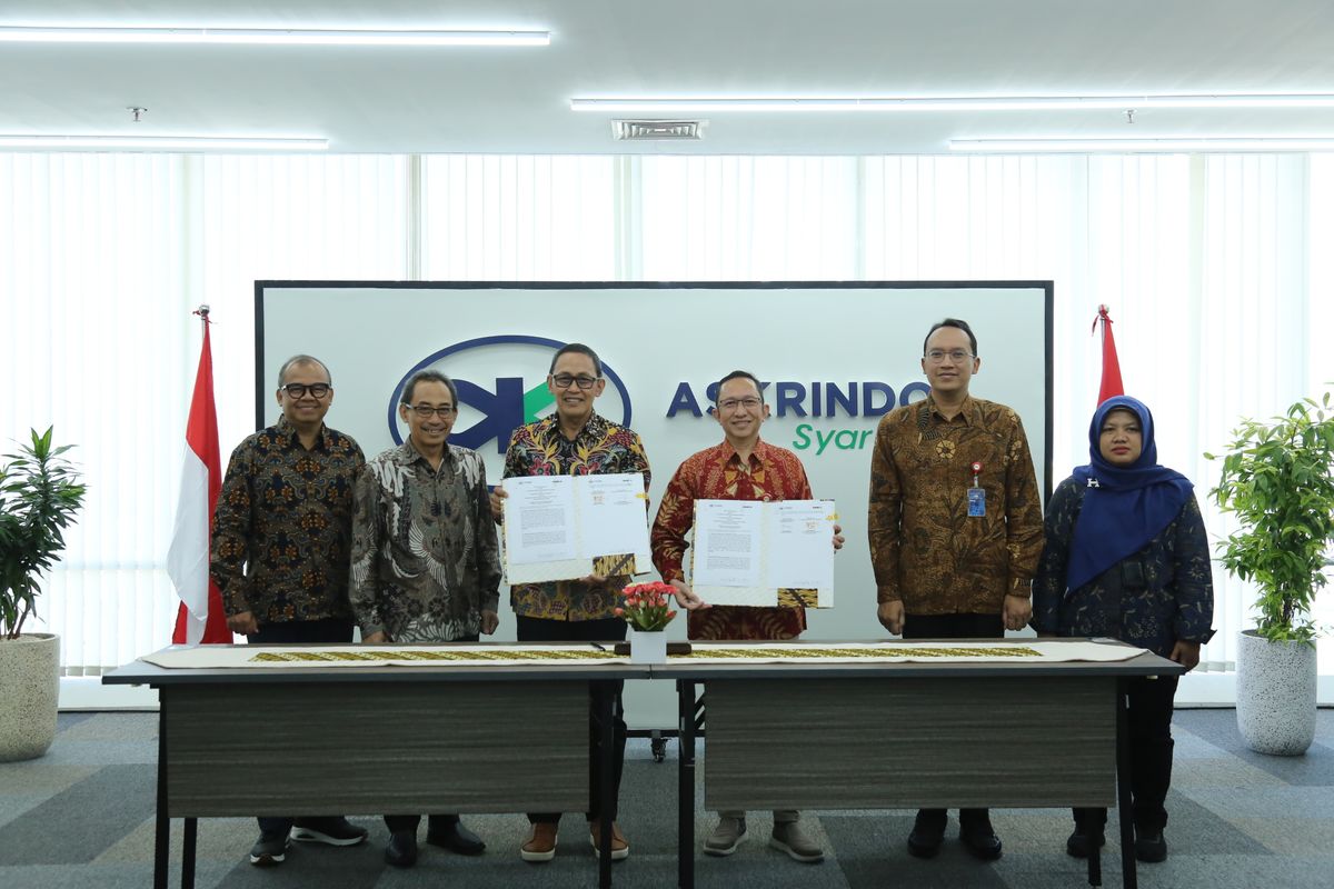 Direktur Keuangan, SDM, dan Manajemen Risiko INKA Andy Budiman dan Direktur Pemasaran Askrindo Syariah Achmad Rizali menandatangani nota kesepahaman terkait kerja sama Penjaminan Kontra Bank Garansi (KBG), Surety Bond dan Penjaminan Lainnya. Penandatanganan ini disaksikan langsung oleh Direktur Utama Askrindo Syariah Kokok Alun Akbar, Rabu (23/04/2025). 