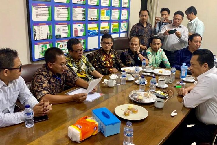 Ketua DPR RI Bambang Soesatyo bersama Ketua Umum Aliansi Jurnalis Indonesia (AJI) Abdul Manan, Ketua Umum Ikatan Jurnalis Televisi Indonesia (IJTI) Yadi Hendriana, Ketua Dewan Pertimbangan IJTI Imam Wahyudi, Direktur LBH Pers Ade Wahyudi, pengurus LPDS Hendrayana, Direktur PWI Pusat Edi Yoga, dan Dewan Pers Jamal Hisan, Selasa (24/9/2019).