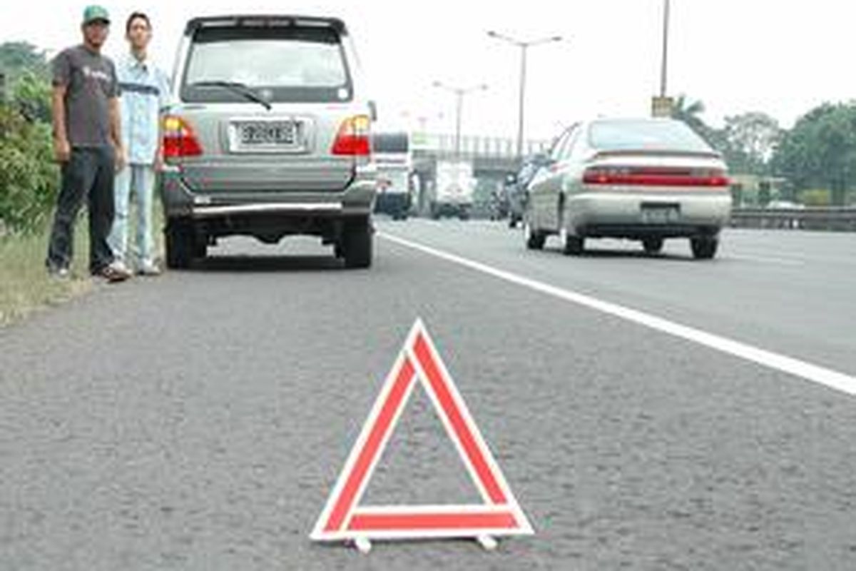 Segitiga pengaman dipasang sekitar 10 meter dari kedaraan