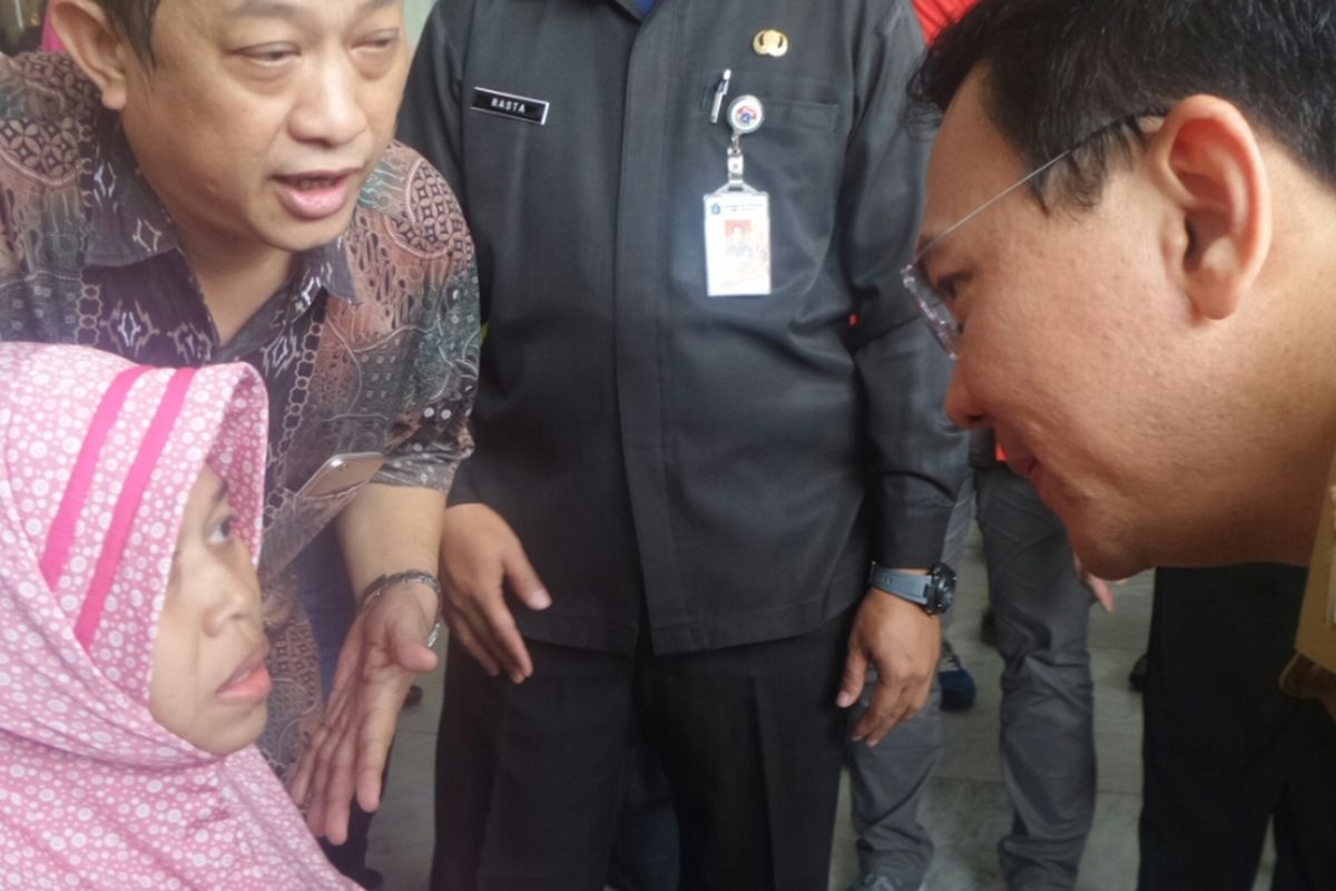 Gubernur DKI Jakarta Basuki Tjahaja Purnama melayani aduan warga di Balai Kota DKI Jakarta, Senin (6/3/2017). 