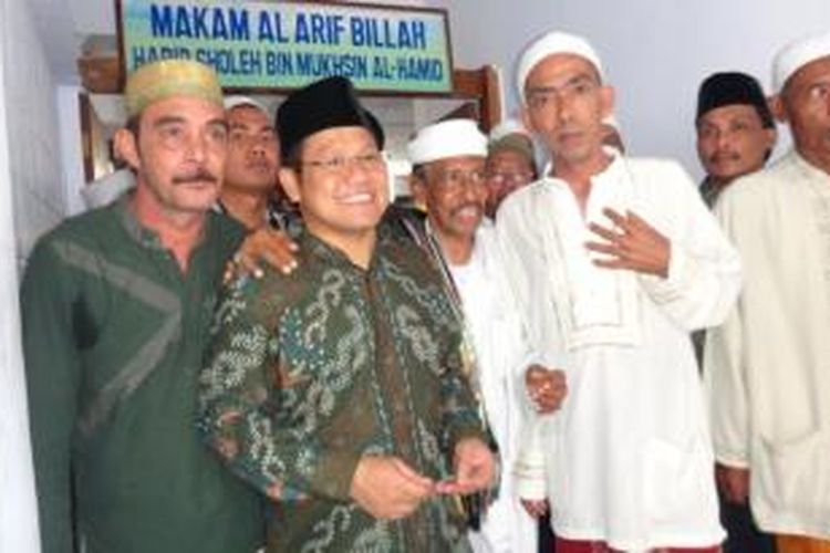 Ketua Umum DPP PKB, Muhaimin Iskandar, saat berziarah ke makam Habib Soleh, di Kecamatan Tanggul, Jember, Jawa Timur, Jumat (31/1/2014)