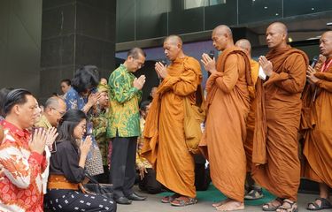 Direktur Jenderal Bimbingan Masyarakat Buddha Supriyadi melepas keberangkatan para biksu yang melakukan ritual thudong, di kantor Kementerian Agama, Jalan MH Thamrin, Jakarta Pusat, Kamis (11/5/2023). Sebanyak 32 biksu dari Thailand, Malaysia, dan Indonesia melakukan tapak tilas menuju Candi Borobudur jelang Perayaan Waisak 2567 BE, pada Minggu (4/6/2023).