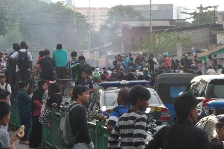 Situasi di depan Stasiun Manggarai saat terjadi tawuran antarwarga, Minggu (8/1/2017). Foto ini diambil sebelum polisi menembakkan gas air mata.