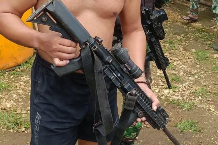 TNI Temukan Senjata Caracal dan 17 Butir Amunisi yang Dirampas OPM di Maybrat