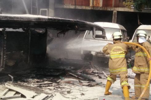 Bus Hangus Terbakar di Kramat Jati