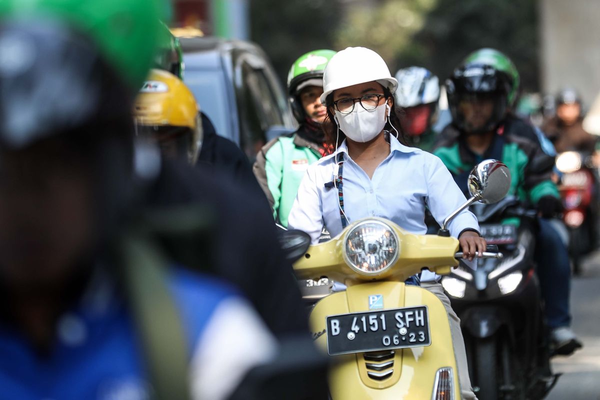 Kendaraan bermotor melintasi Jl. Prof. Dr. Satrio, Karet Kuningan, Jakarta Pusat, Kamis (1/8/2019). Berdasarkan data situs penyedia peta polusi daring harian kota-kota besar di dunia AirVisual, menempatkan Jakarta pada urutan pertama kota terpolusi sedunia pada Senin (29/7) pagi dengan kualitas udara mencapai 183 atau dalam kategori tidak sehat.